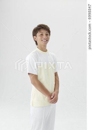 一位微笑的男護士 6998847