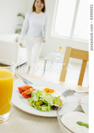 餐桌和婦女 6998891