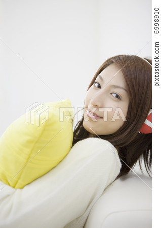 一個女人坐墊 6998910