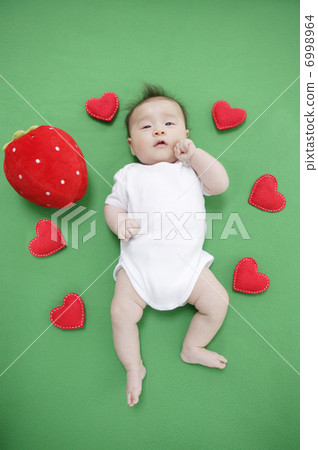 Lying baby 6998964