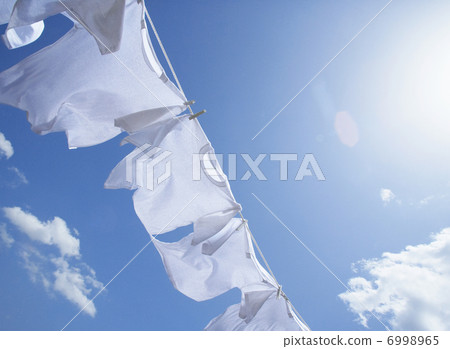 A white T-shirt that turns into a blue sky 6998965