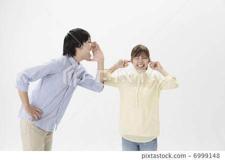 一個男人大喊，一個女人抱著他的耳朵 6999148