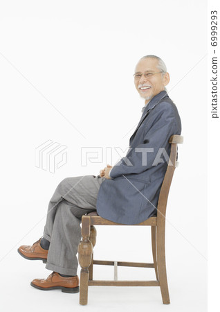 一名老人坐在椅子上 一名老人坐在椅子上 6999293