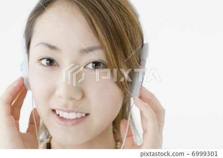 A woman with headphones 6999301