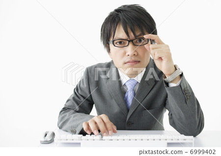 戴眼鏡的日本商人 6999402