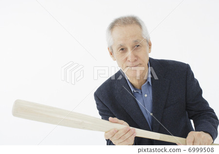 持有短打的日本高級男性 6999508