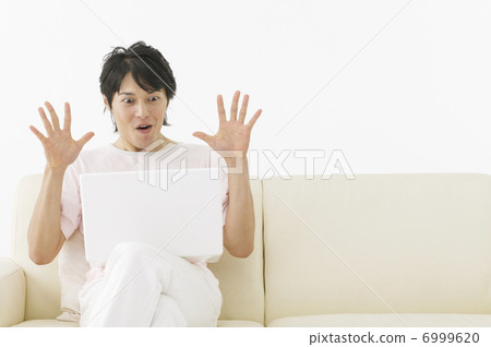 日本男人驚訝地看著個人電腦 6999620