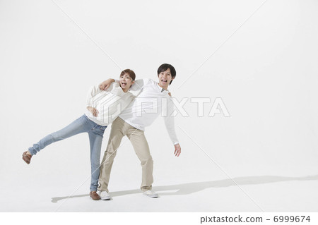 Japanese couple standing with shoulder Japanese couple standing with shoulder 6999674