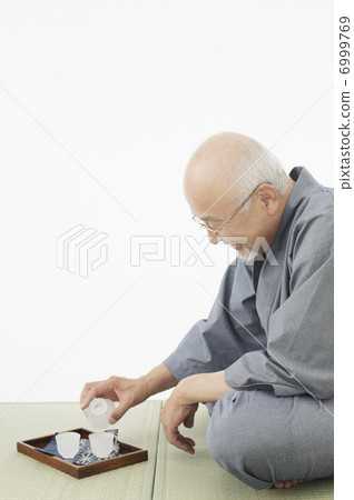 老人彈出酒精 老人彈出酒精 6999769