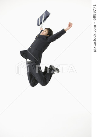 Male high school student who jumps 6999771