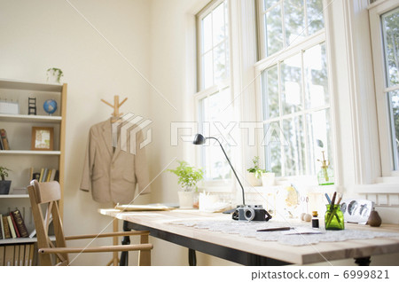 Table at the window side and miscellaneous goods 6999821