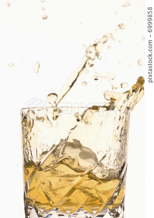 Drink overflowing from the glass 6999858