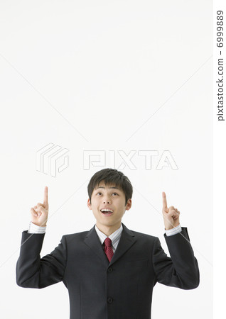 與衣服的一個商人指向手指的 6999889