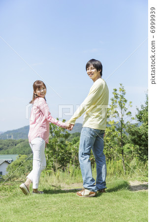 連接手的日本夫婦 6999939