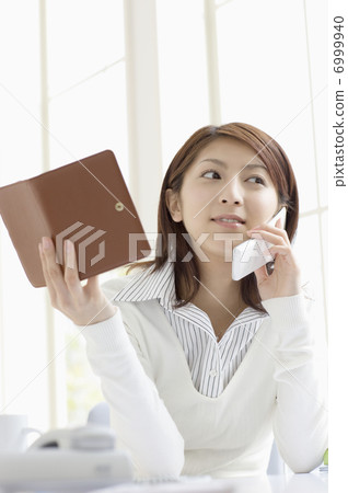 一名婦女談話在手機 6999940