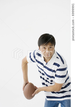 一個男人與橄欖球球 一個男人與橄欖球球 6999991