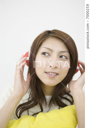 A woman with headphones 7000259