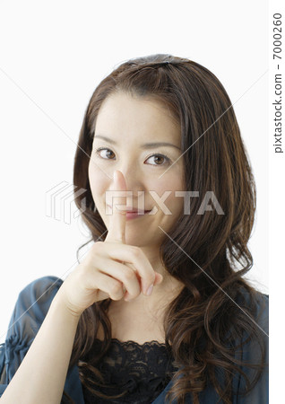 A young woman who puts her finger on her lip 7000260