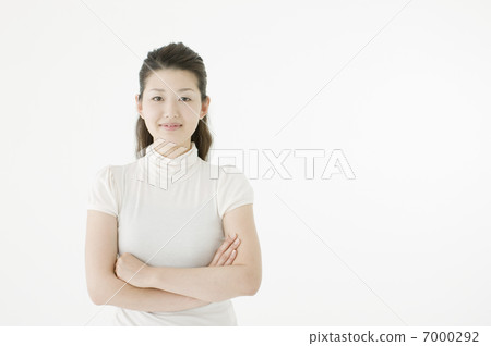 一個女人抱著胳膊 一個女人抱著胳膊 7000292