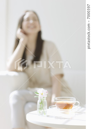 茶和花在桌子上 7000397