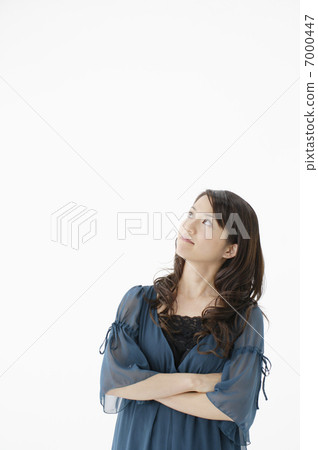 雙臂交叉的年輕女子 7000447
