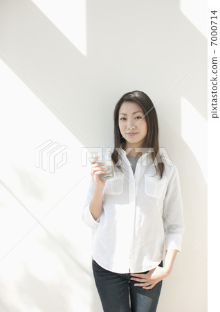 Woman with a glass 7000714