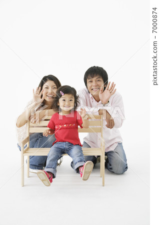 父母和孩子揮手，帶著微笑 7000874