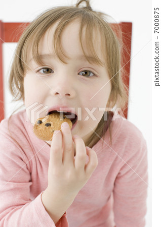半個女孩吃餅乾 7000875