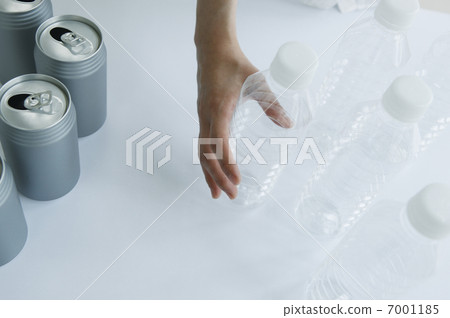 PET bottles and cans 7001185