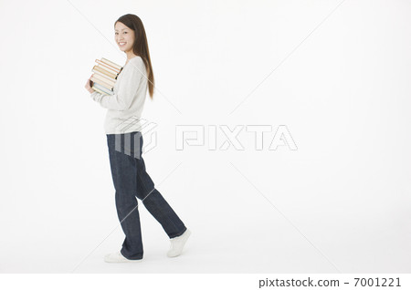 一個女人拿著一本書 一個女人拿著一本書 7001221