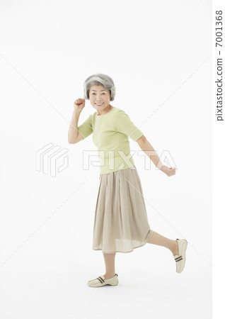 採取姿勢的資深婦女 採取姿勢的資深婦女 7001368