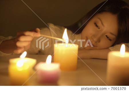 女人點燃蠟燭 7001370