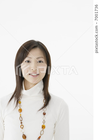 看著前面的一位年輕女士 看著前面的一位年輕女士 7001736