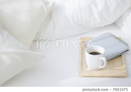 Coffee and notes on tray 7001975
