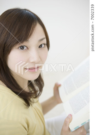 讀一本書的女人 7002339