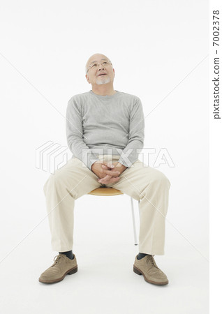 Senior men sitting in chairs 7002378