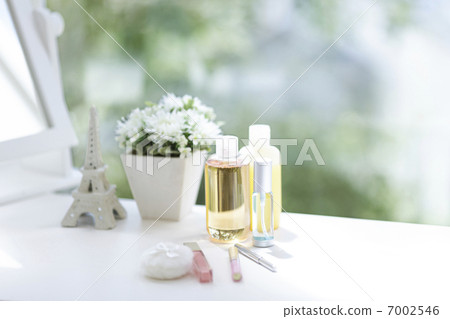 Cosmetic supplies and flowers and ornamental objects 7002546