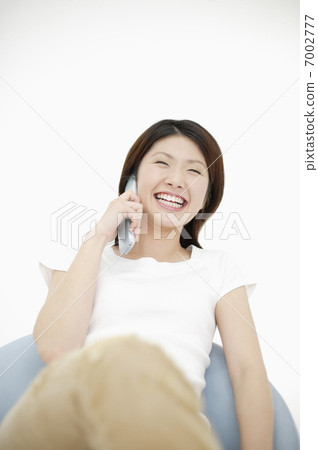 A woman talking on a mobile phone 7002777