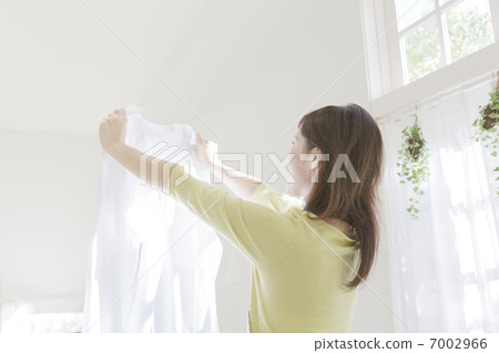A woman with a shirt 7002966