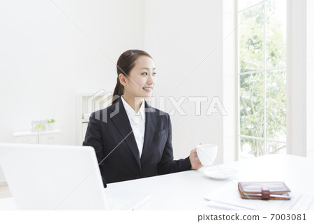 有咖啡杯的女商人 7003081