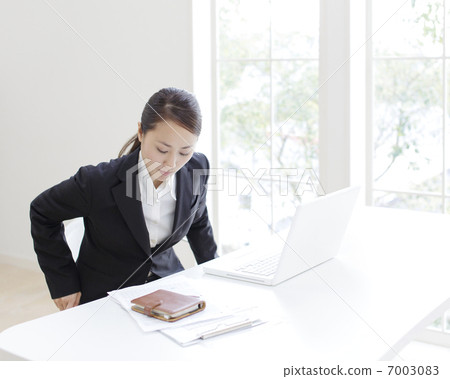 朝向書桌的女商人 朝向書桌的女商人 7003083