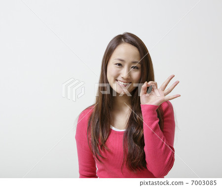 一個女人做出 OK 的手勢』 7003085