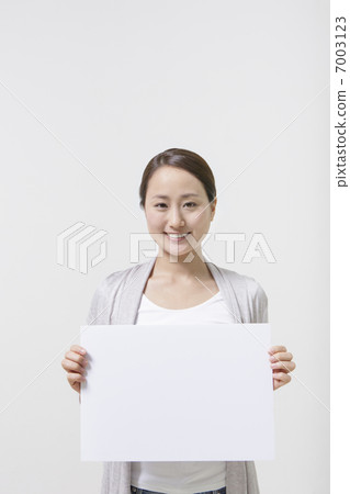 有白板的一名婦女 有白板的一名婦女 7003123