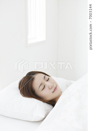 woman sleeping in bed 7003144