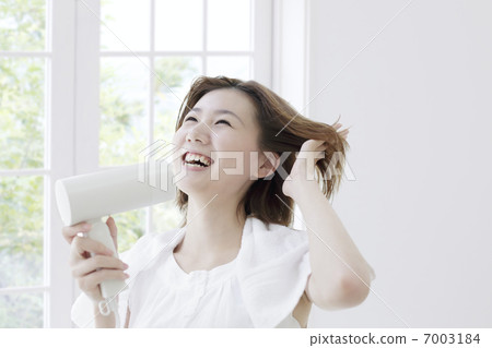 Women dry hair 7003184