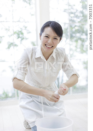 Women focusing on cloth Women focusing on cloth 7003351