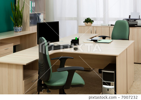 computer on a desk 7007232