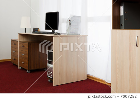 computer on a desk 7007282