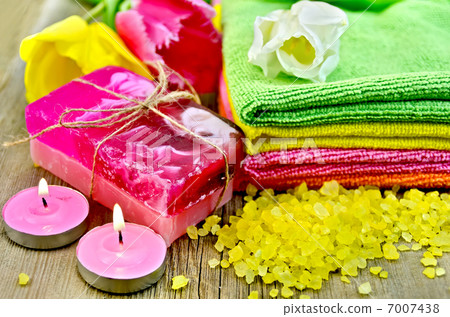 Soap and bath salt with tulips 7007438
