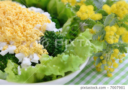 Broccoli mimosa salad and mimosa flowers 7007981